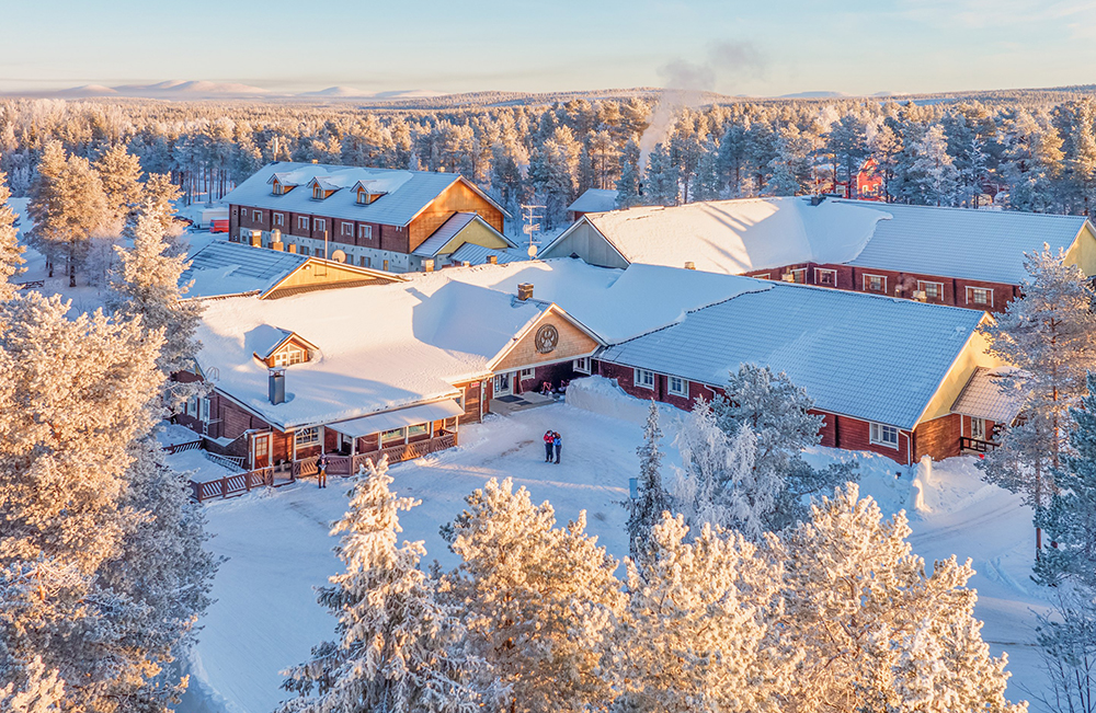 Ilmakuva rakennusryhmästä talvisessa maisemassa.