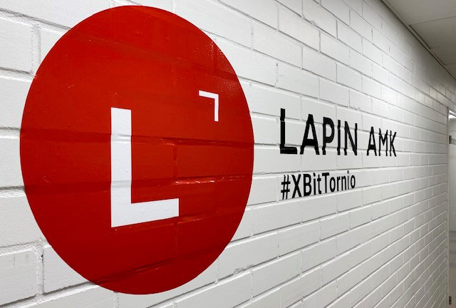Tiiliseinällä AMKin logo ja teksti XBitTornio.